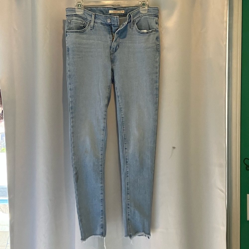 Levi’s 711 Skinnys size 27.